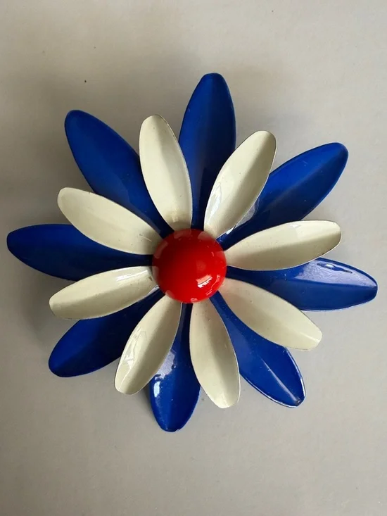 Vintage Blue White and Red Metal Flower Brooch - Picture 2 of 7